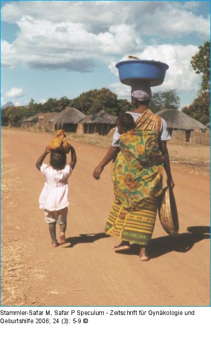 Afrikanische Frauen am Weg
